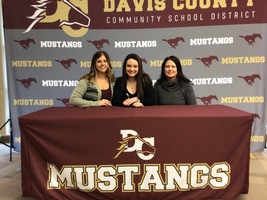 Herr signs with IHCC